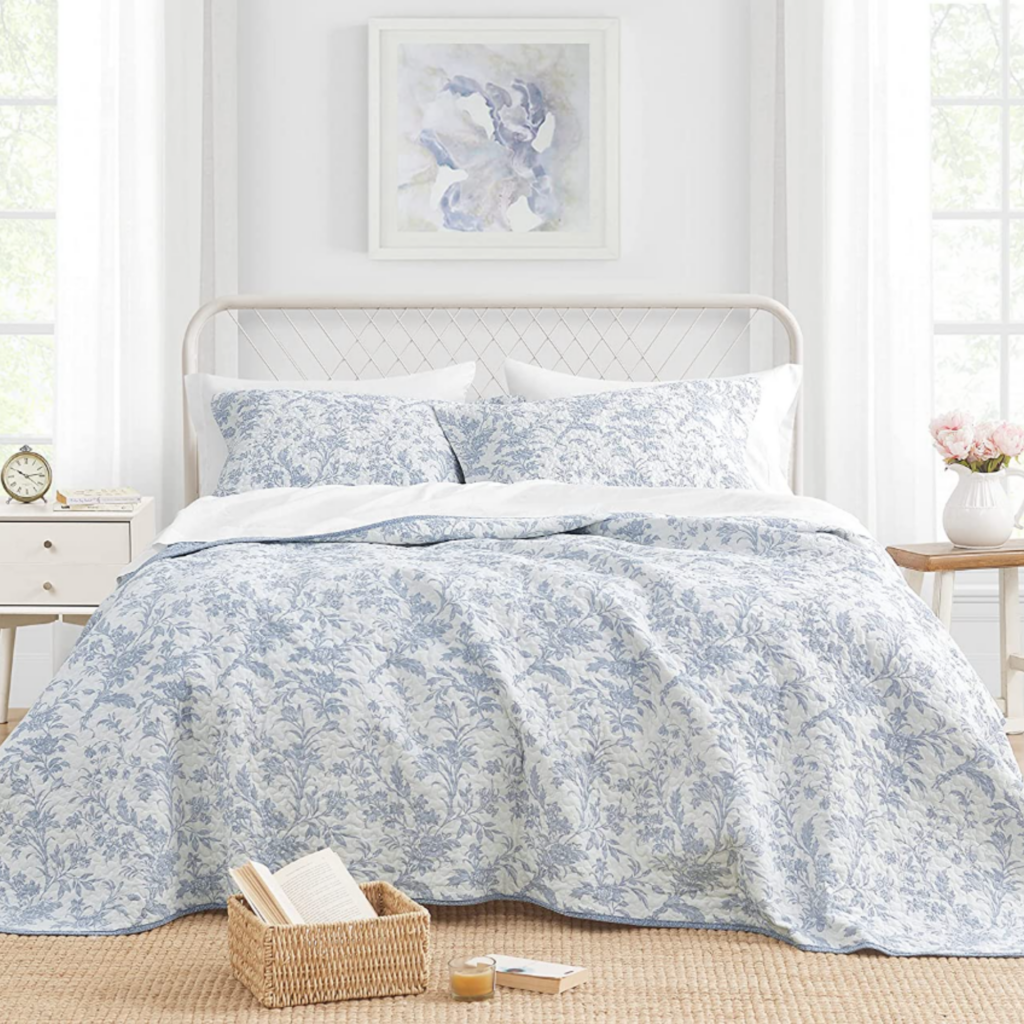 http://blog.lauraashleyusa.com/wp-content/uploads/2021/11/laura-ashley-last-minute-christmas-gift-ideas-quilt-sets-1024x1024.png